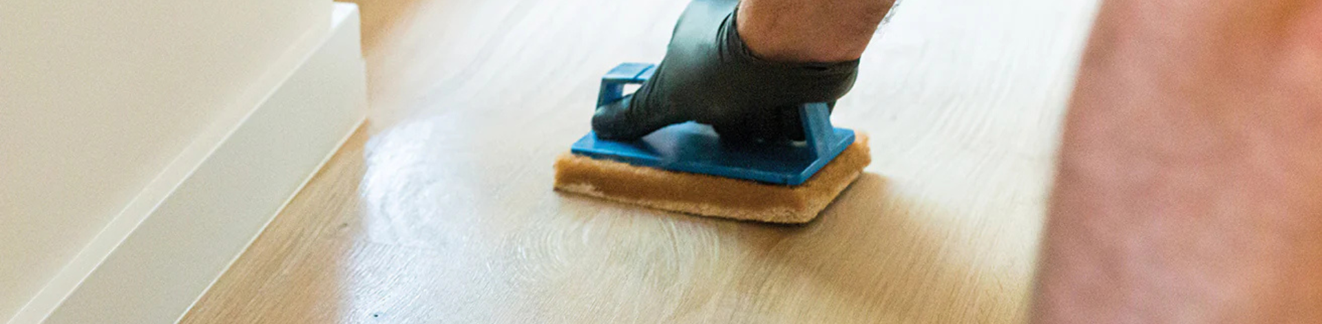 Avec quoi applique-t-on Oil Plus 2C ? Y a-t-il une différence d’outils ?